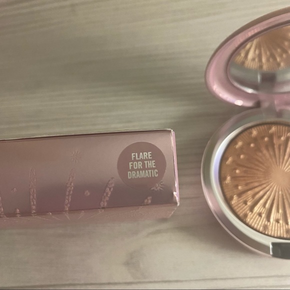 Mac Cosmetics Flare For The Dramatic Highlighter - Picture 5 of 7